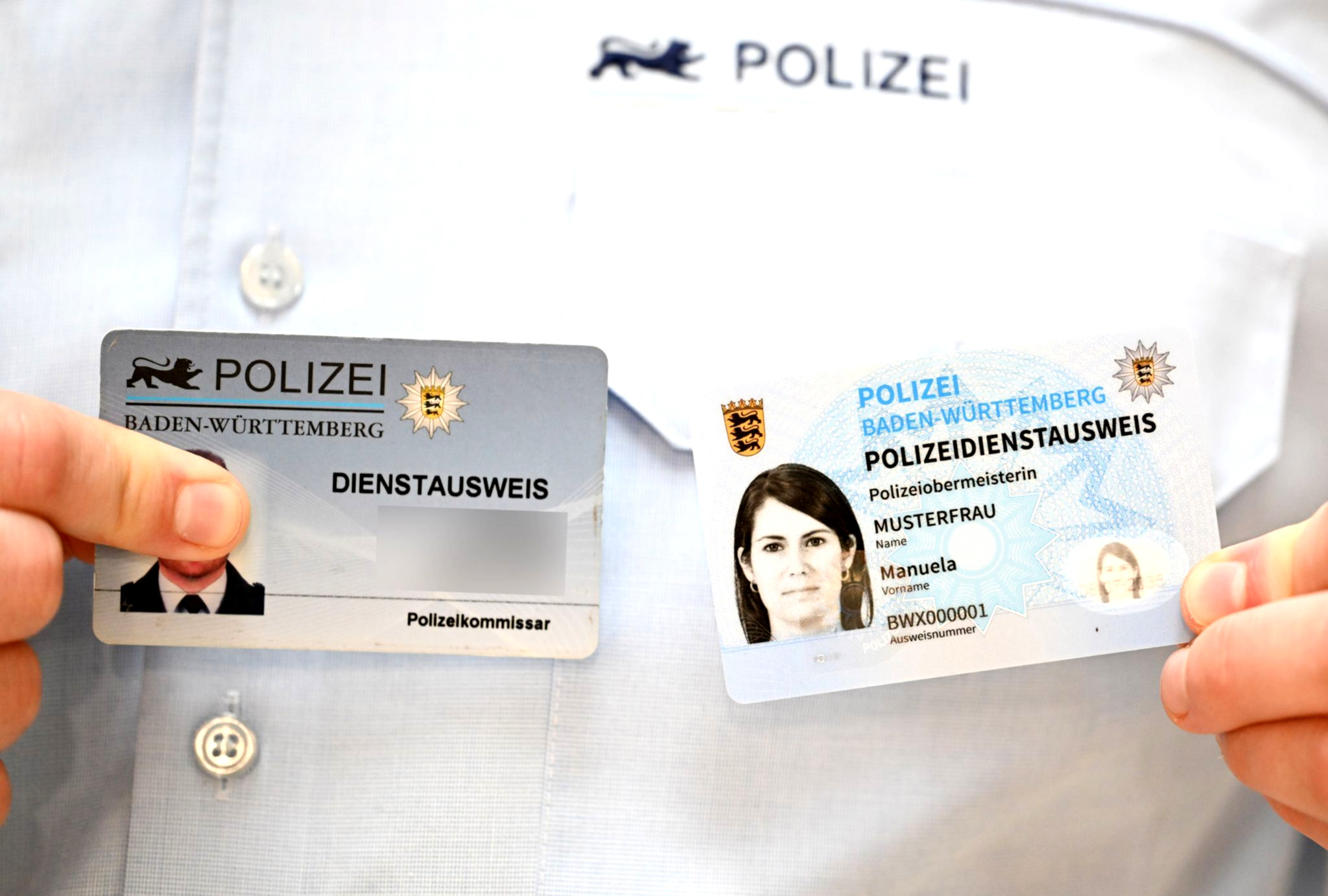Echter Ausweis: Hologramm und Siegel.