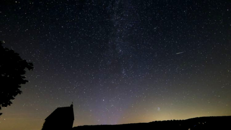 Sternschnuppen-Nacht am klaren Himmel.