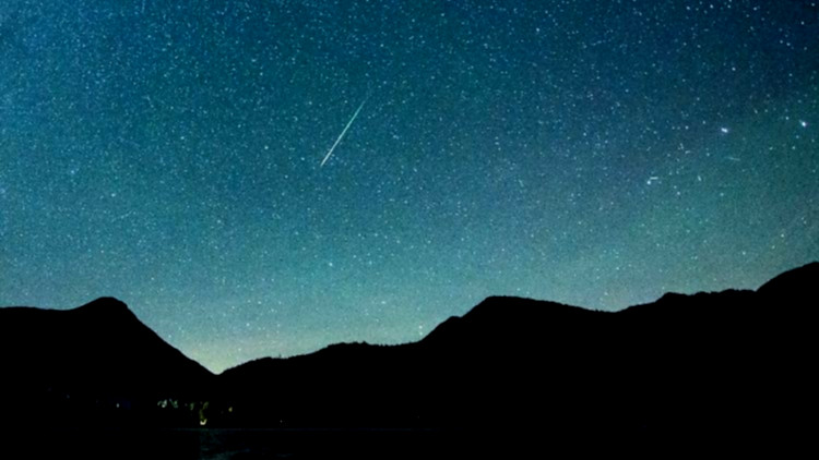 Sternenhimmel funkelt über staunenden Fotografen.