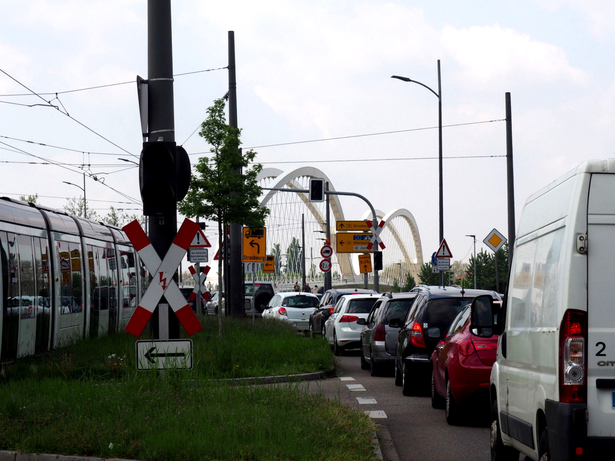 Straßenbahn-Stillstand stört Alltag erheblich.
